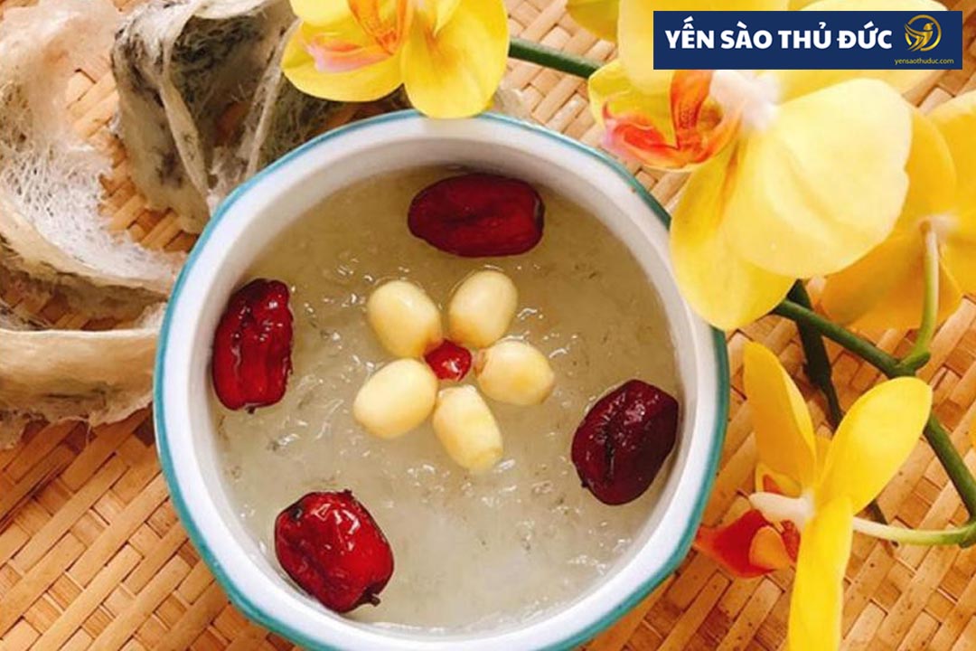 Cách chưng yến hạt sen táo đỏ đơn giản bổ dưỡng