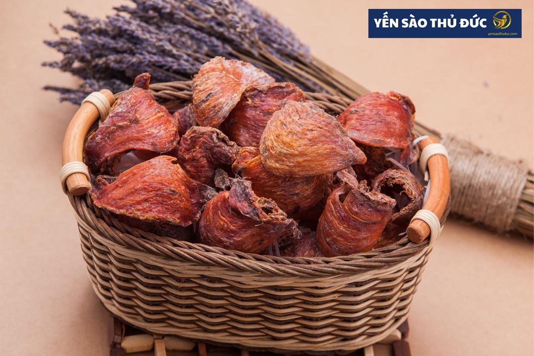 Yến huyết là gì? Tại sao yến huyết có màu đỏ?