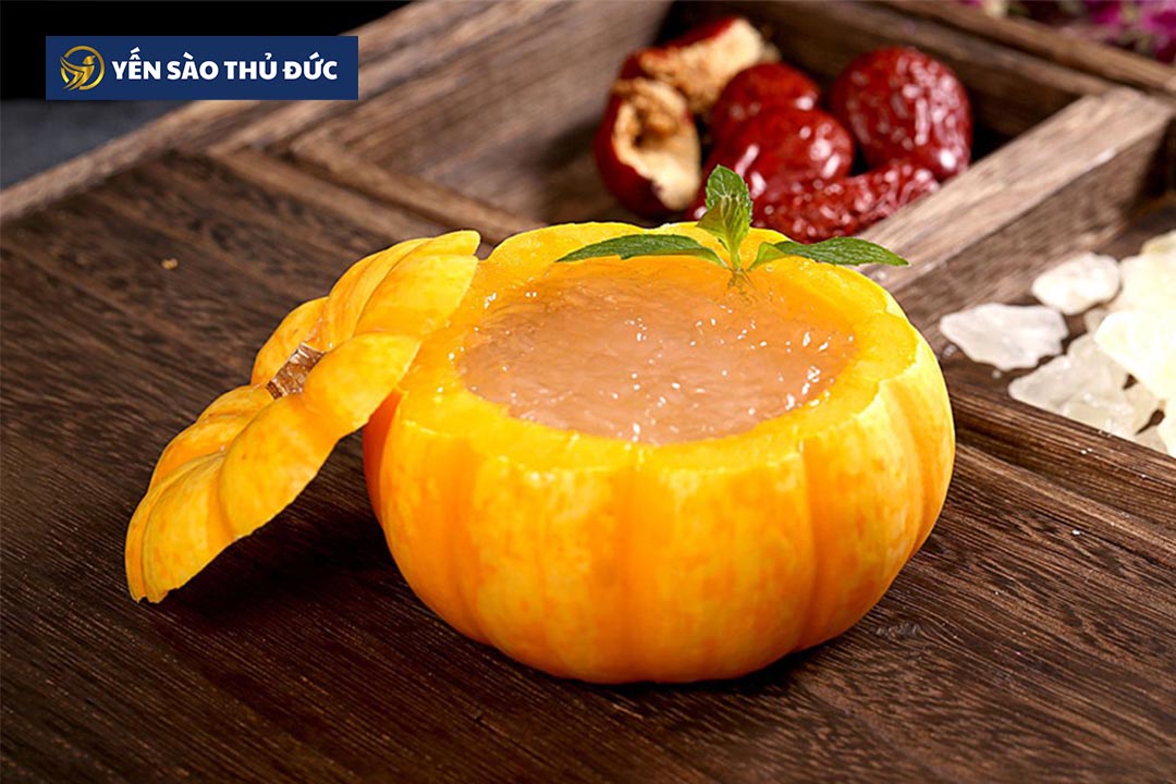 Tổ yến chưng sẵn bằng quả bí đỏ rất ngon và bổ dưỡng. Ăn yến sào cho bà bầu như thế nào ngon và bổ