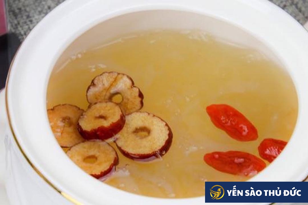 Ăn yến chưng sẵn đúng cách: Tổ yến hầm với quả chà là đỏ và quả kỷ tử