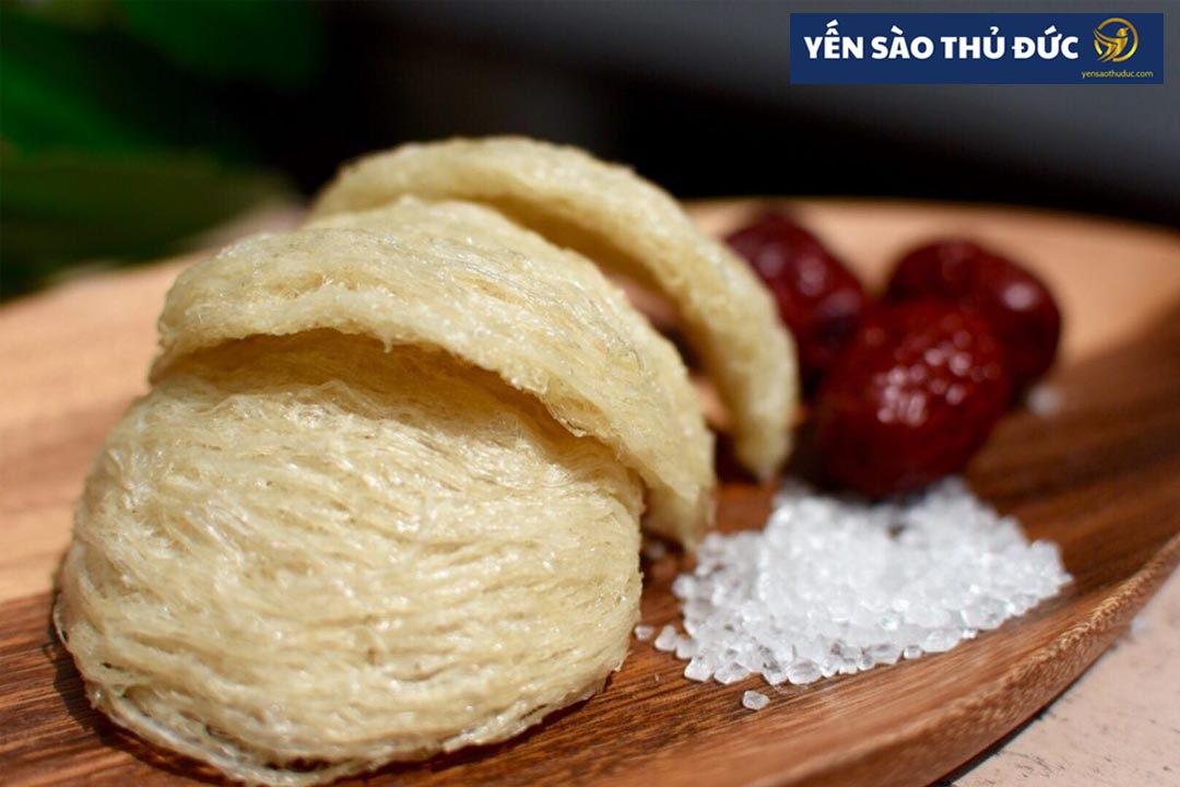 Nguyên liệu để thực hiện cách chưng yến với táo đỏ